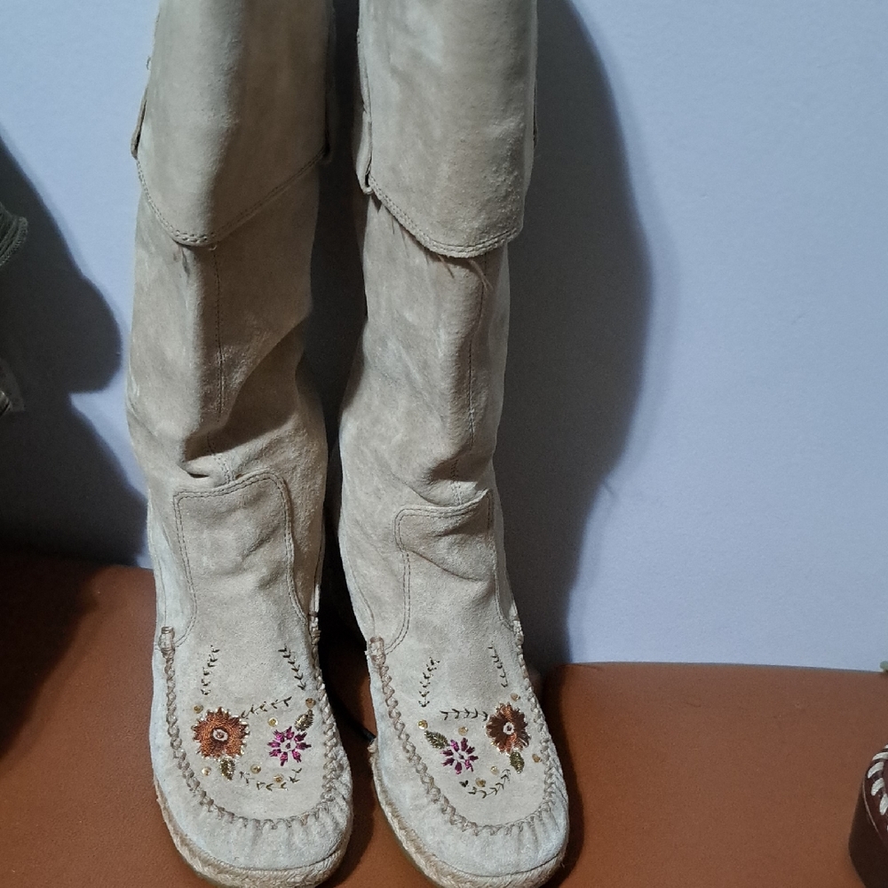 Report Beige Embroidered Heeled Mocassin Boots